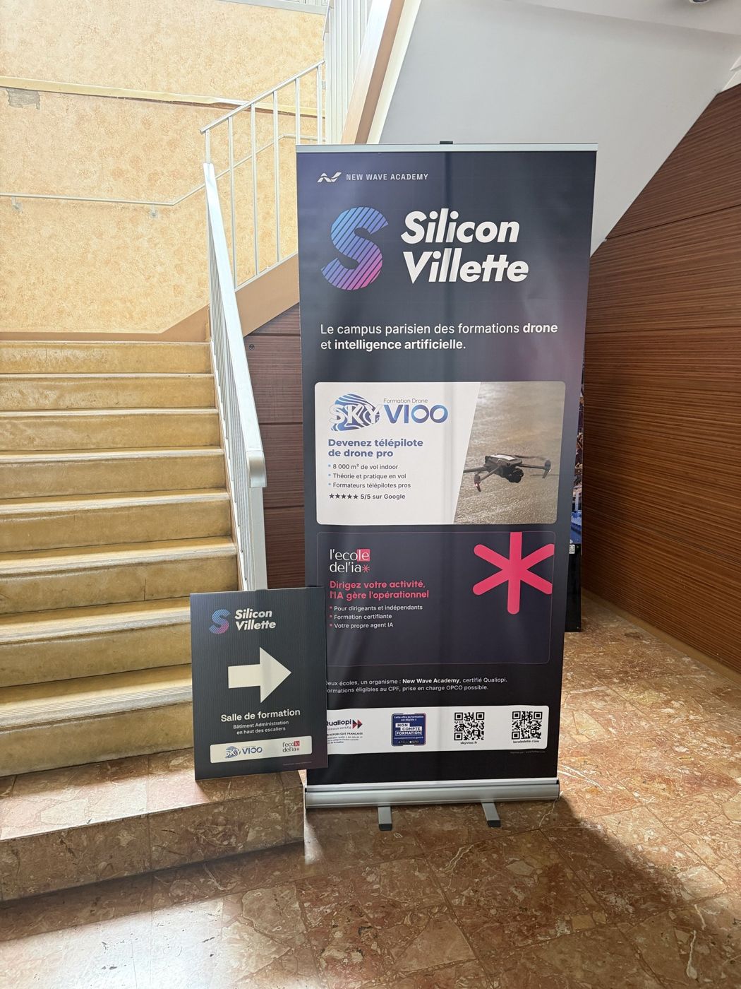 Accueil Silicon Villette au pied de l'escalier